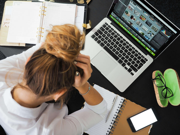 Verzweifelte Person vor Laptop